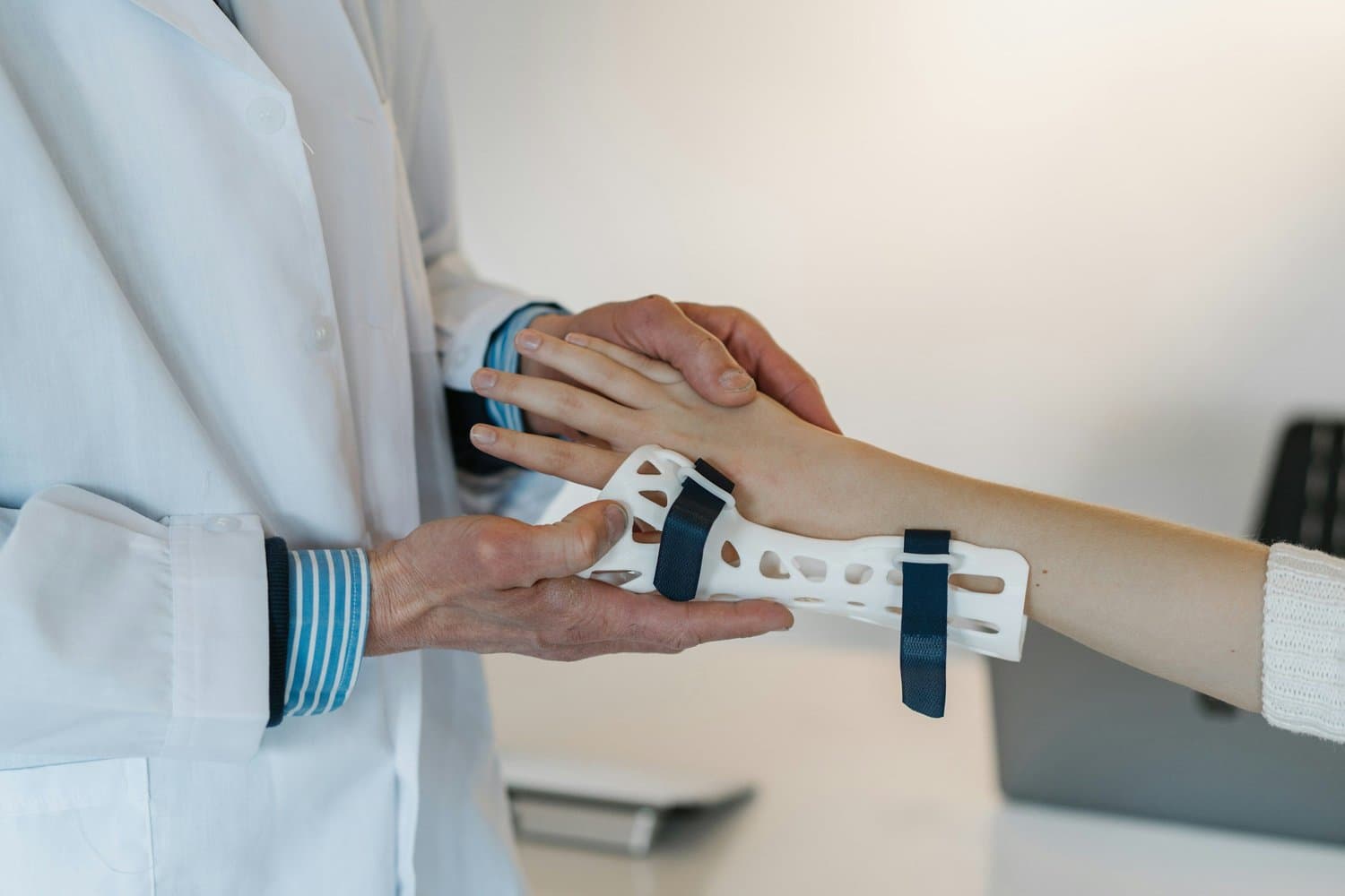 Discover the clinical and financial benefits of integrated bracing services for orthopedic patient outcomes in Ontario.